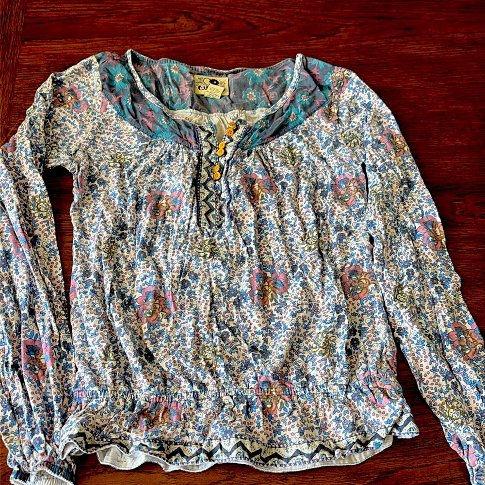 LUCKY BRAND boho top with cute lil button placket. Elastic sleeves/bottom XS